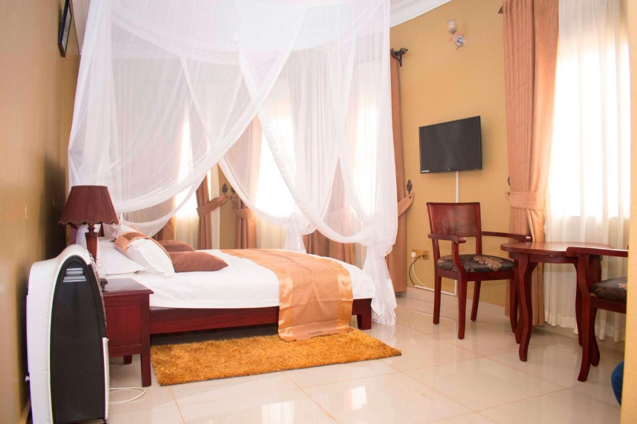 Sapphire Hotel Entebbe Kigo Kajansi Екстер'єр фото