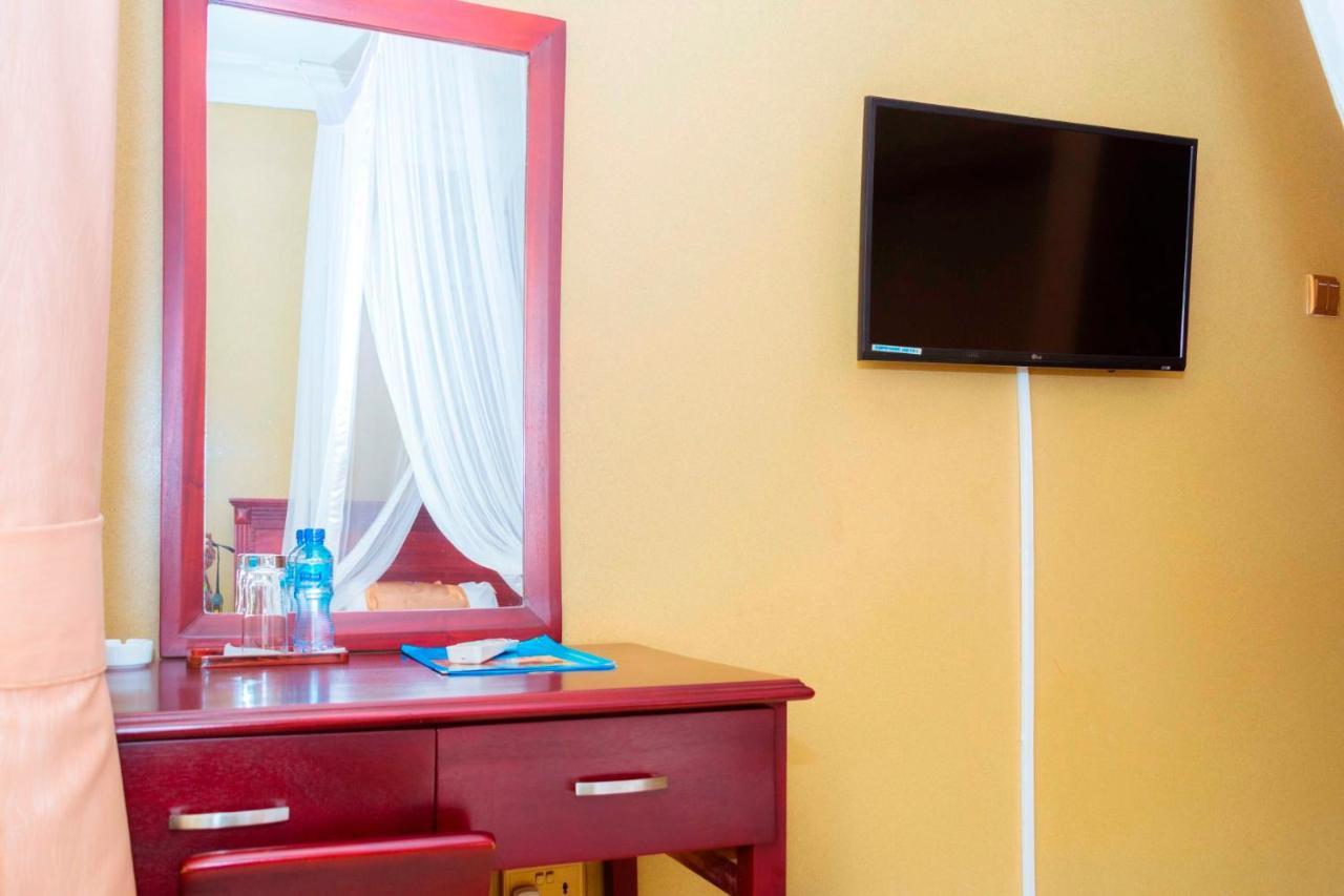 Sapphire Hotel Entebbe Kigo Kajansi Екстер'єр фото