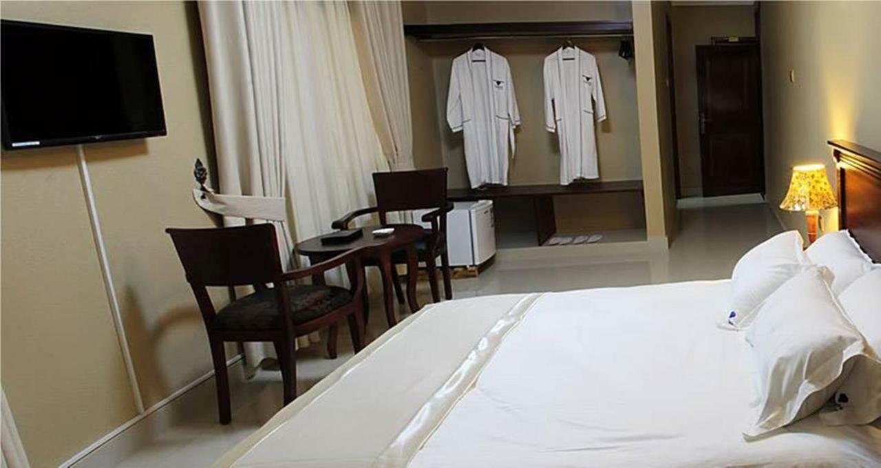 Sapphire Hotel Entebbe Kigo Kajansi Екстер'єр фото