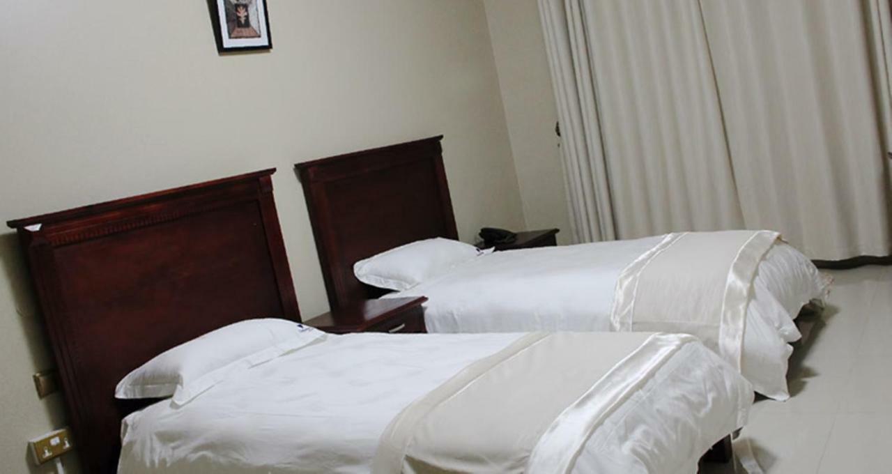 Sapphire Hotel Entebbe Kigo Kajansi Екстер'єр фото